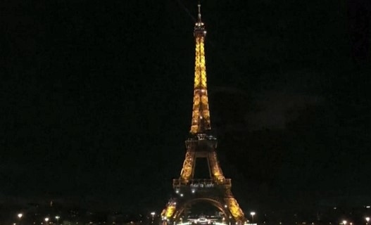 Осветиха Айфеловата кула в подкрепа на жените в Иран